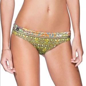 NWT.  Maaji signature cut bottoms. Size large.